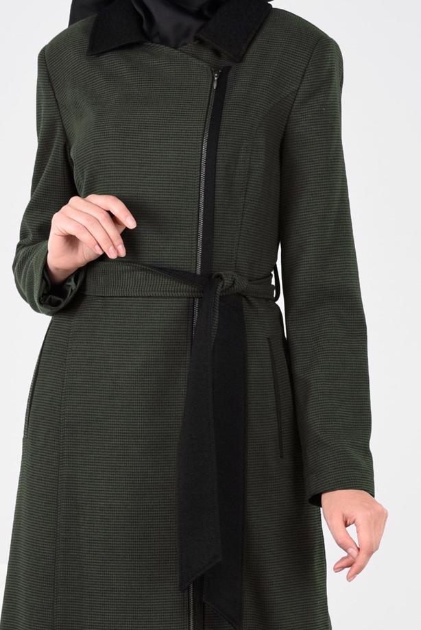 Tesettür giyim HAKİ KUŞAKLI FERMUARLI MANTO 9603 - TRENDTESETTÜR