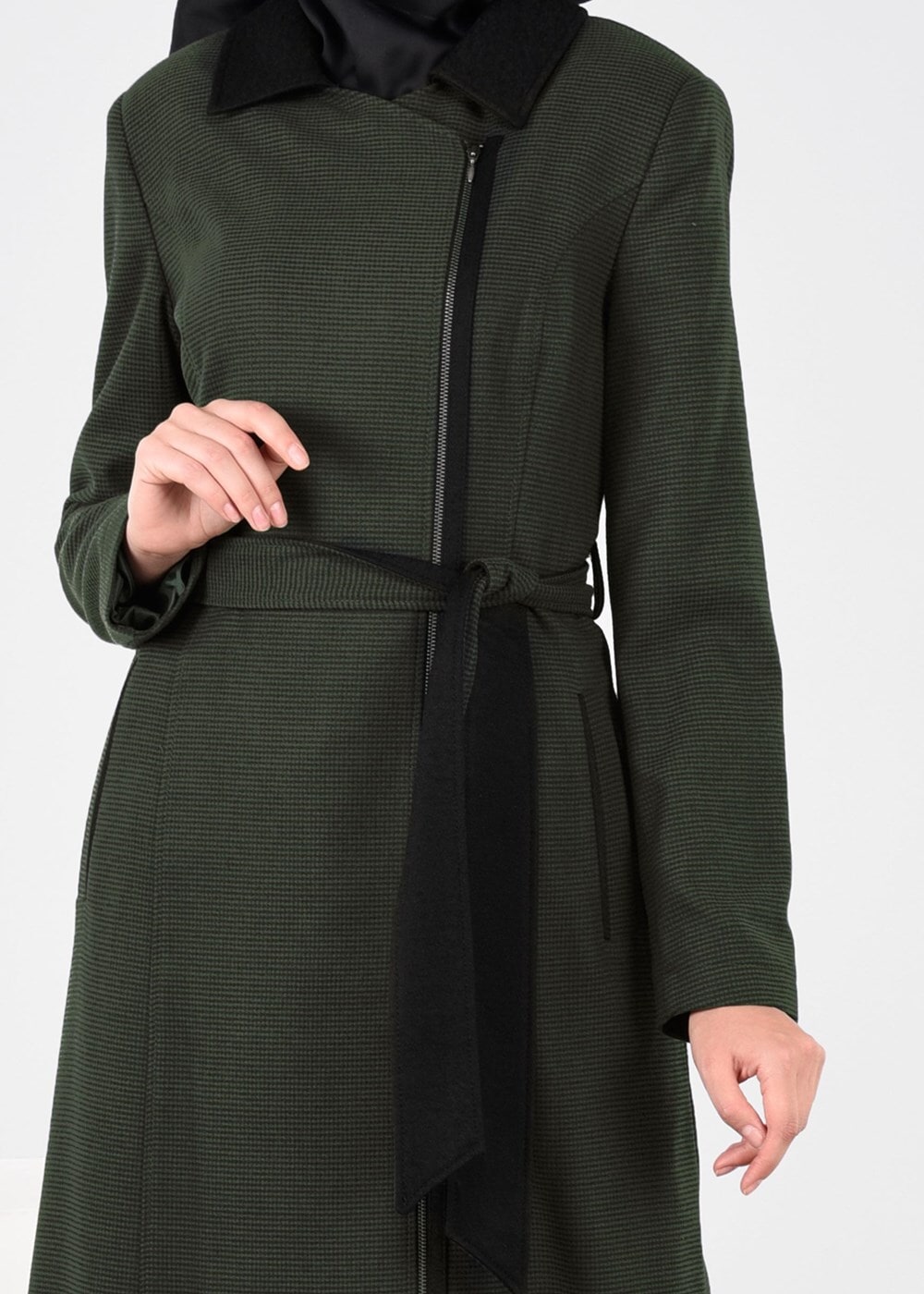 Tesettür giyim HAKİ KUŞAKLI FERMUARLI MANTO 9603