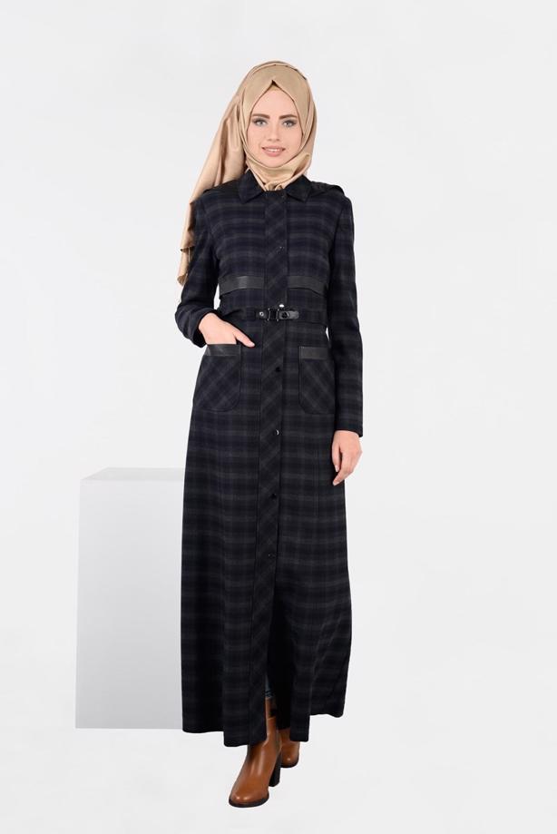 Tesettür giyim LACİVERT SUNİ DERİ BİYE DETAYLI KARELİ PARDESÜ 1880-2 - TRENDTESETTÜR