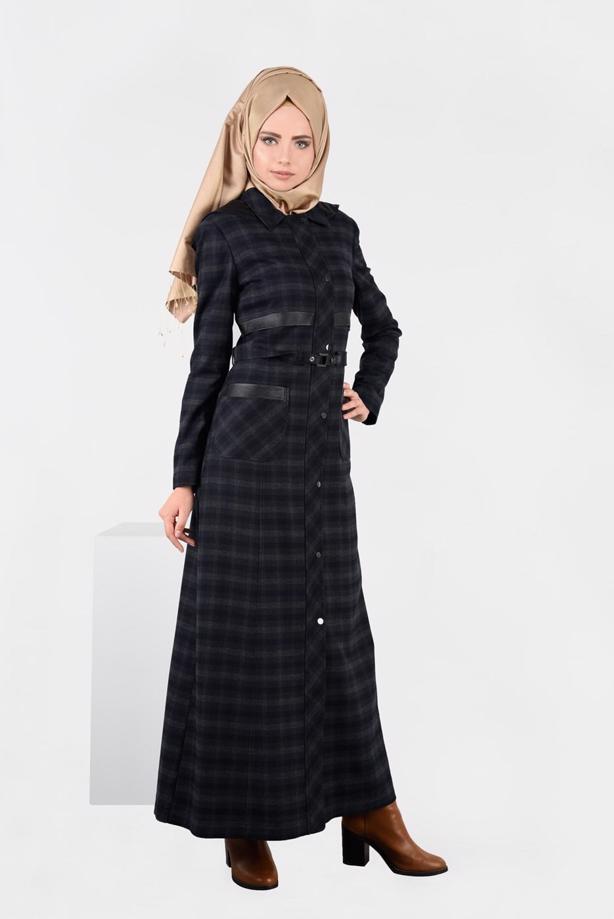 Tesettür giyim LACİVERT SUNİ DERİ BİYE DETAYLI KARELİ PARDESÜ 1880-2 - TRENDTESETTÜR