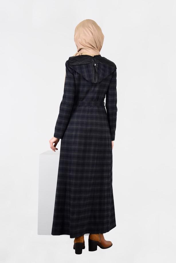Tesettür giyim LACİVERT SUNİ DERİ BİYE DETAYLI KARELİ PARDESÜ 1880-2 - TRENDTESETTÜR