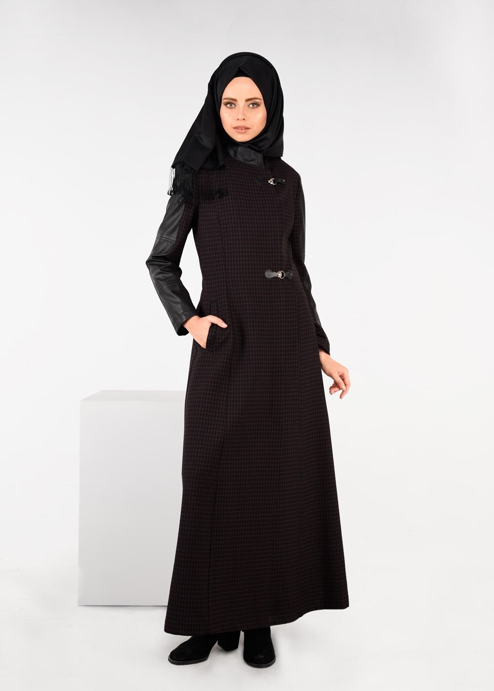 Tesettür giyim BORDO KOLLARI SUNİ DERİ ŞERİTLİ PÖTİKARE PARDESÜ 1874 