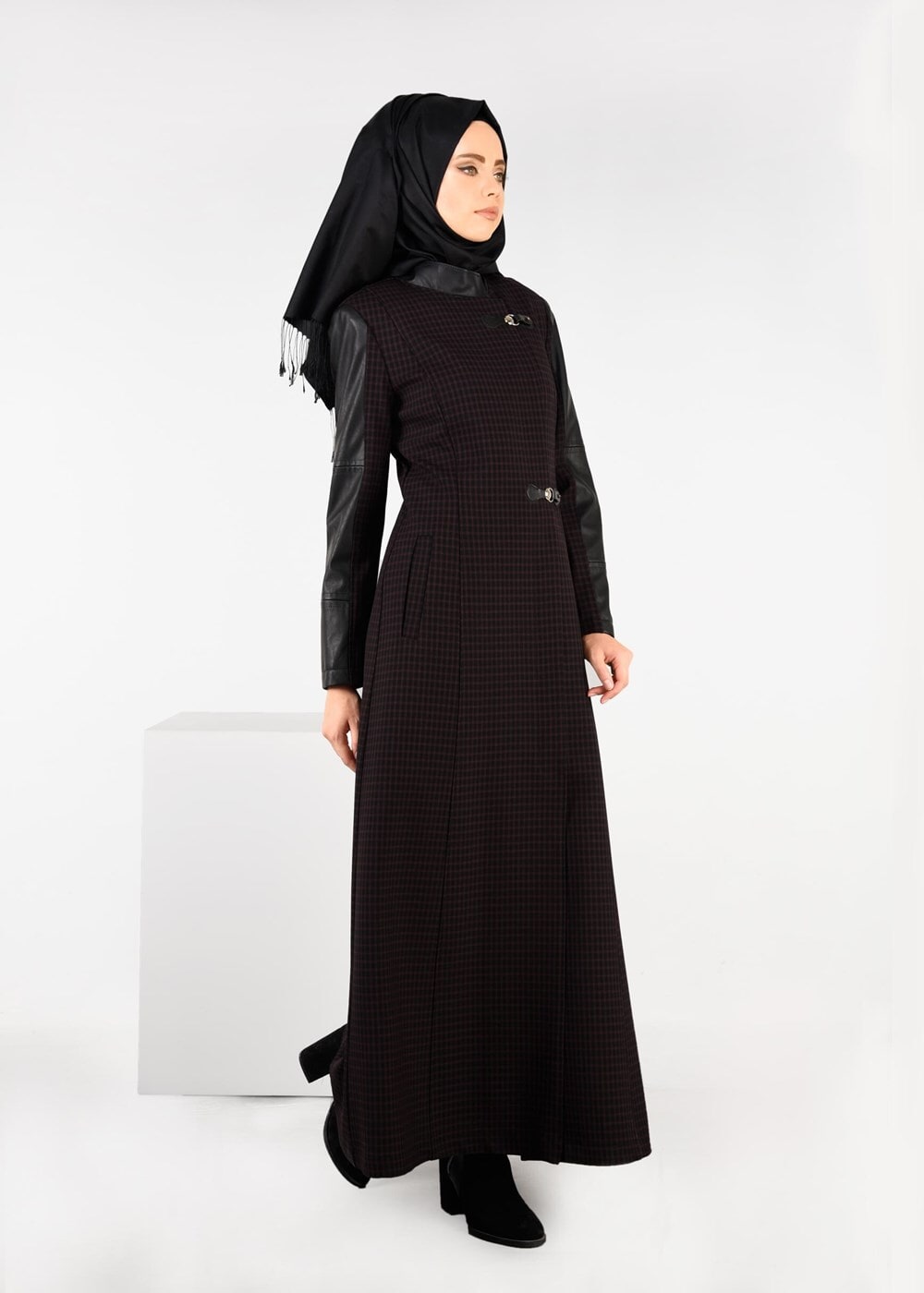 Tesettür giyim BORDO KOLLARI SUNİ DERİ ŞERİTLİ PÖTİKARE PARDESÜ 1874 