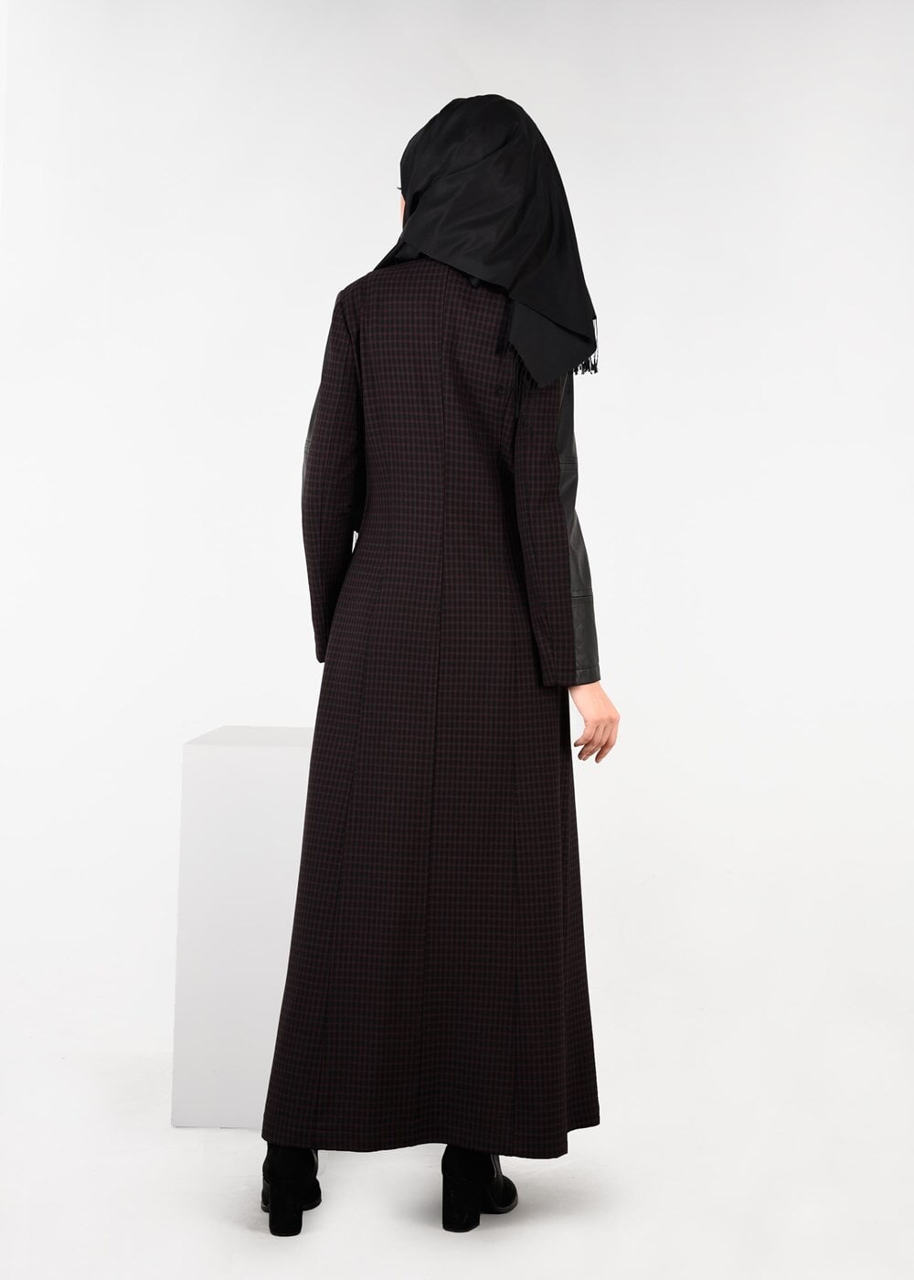 Tesettür giyim BORDO KOLLARI SUNİ DERİ ŞERİTLİ PÖTİKARE PARDESÜ 1874 