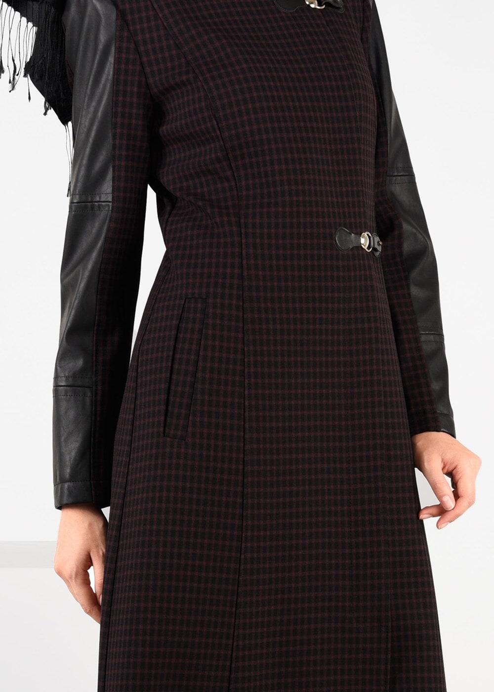 Tesettür giyim BORDO KOLLARI SUNİ DERİ ŞERİTLİ PÖTİKARE PARDESÜ 1874 