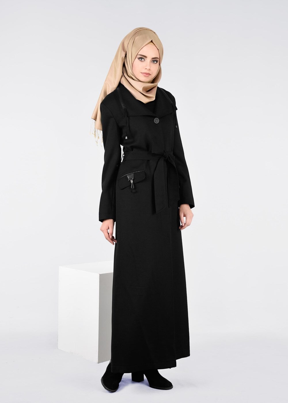 Tesettür giyim SİYAH YAKASI BAĞCIKLI CEP DETAYLI PARDESÜ 1894