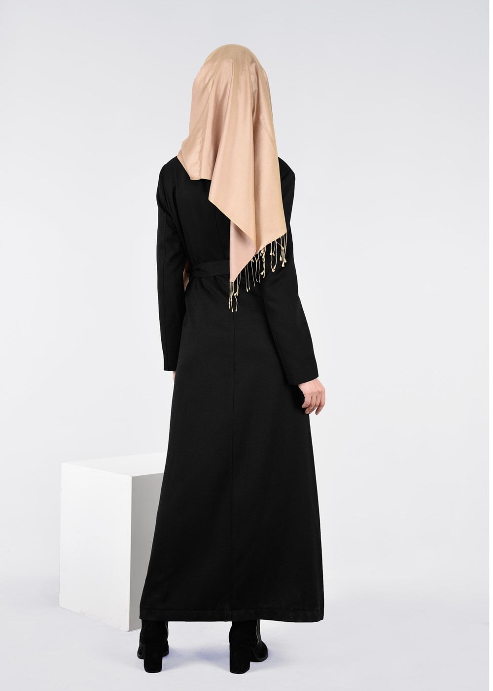 Tesettür giyim SİYAH YAKASI BAĞCIKLI CEP DETAYLI PARDESÜ 1894