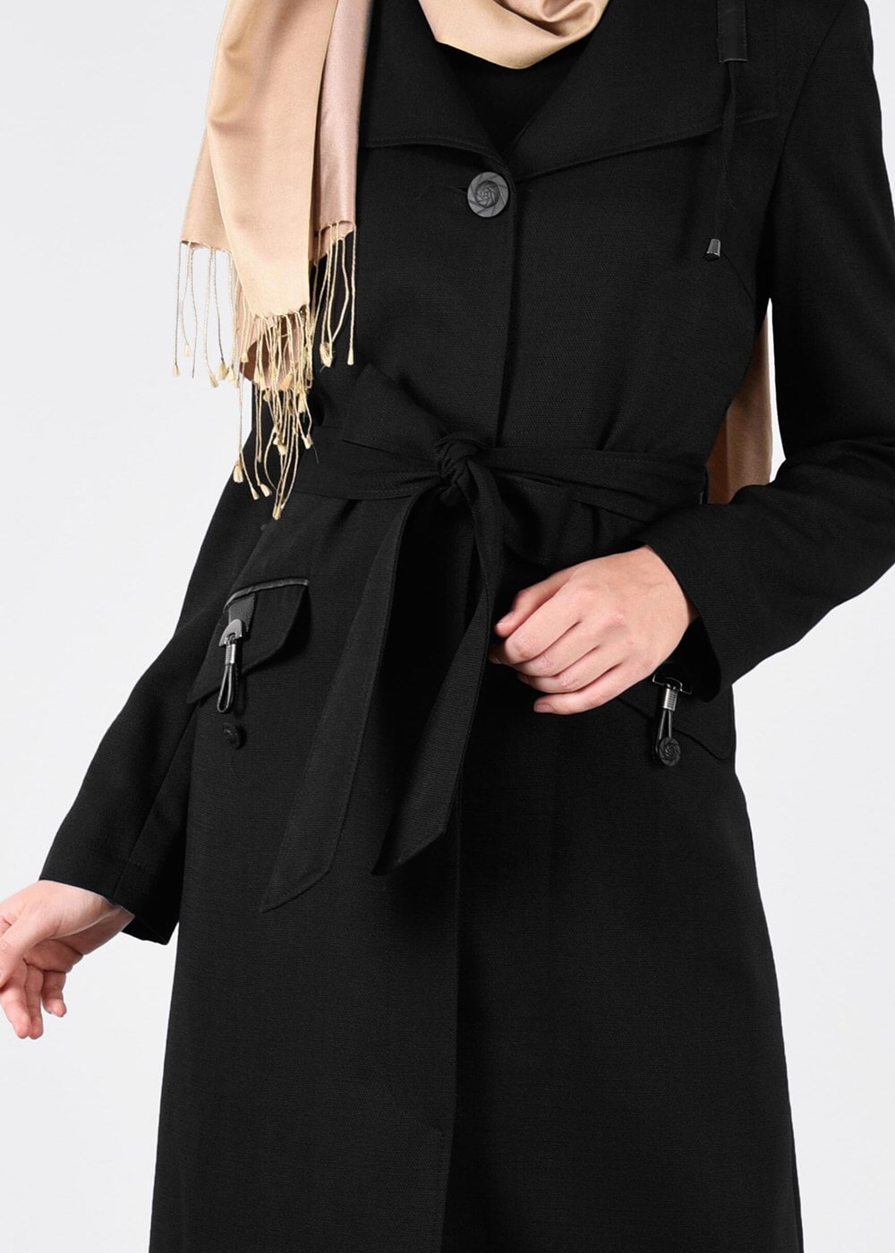 Tesettür giyim SİYAH YAKASI BAĞCIKLI CEP DETAYLI PARDESÜ 1894