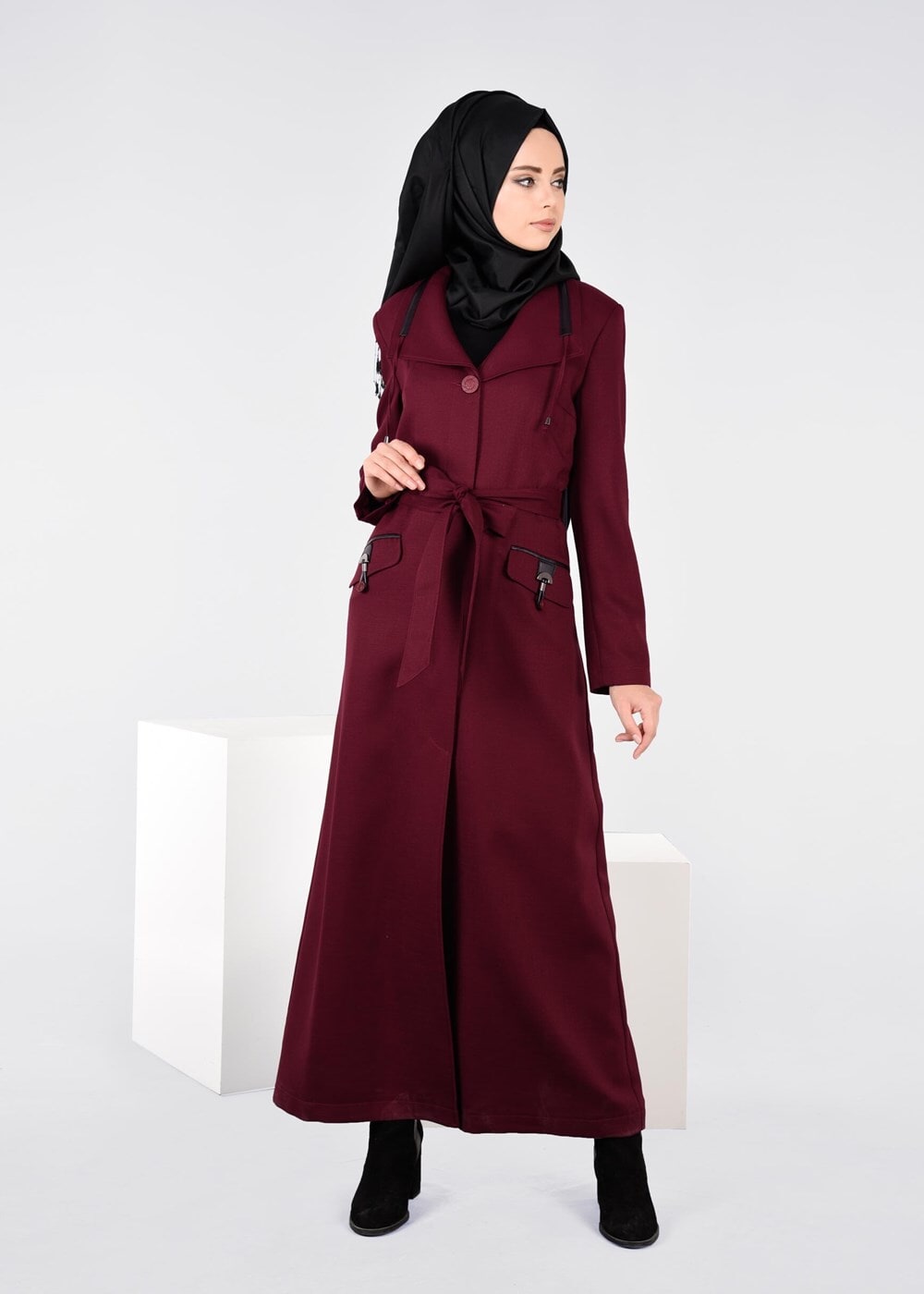 Tesettür giyim BORDO YAKASI BAĞCIKLI CEP DETAYLI PARDESÜ 1894