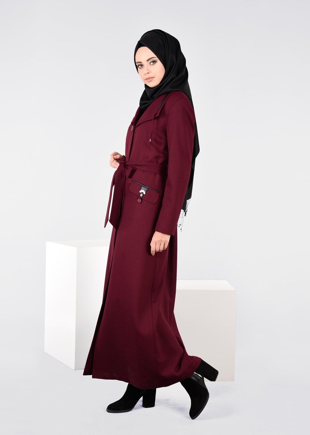 Tesettür giyim BORDO YAKASI BAĞCIKLI CEP DETAYLI PARDESÜ 1894