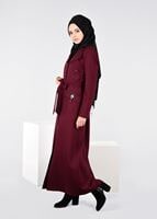 Tesettür giyim BORDO YAKASI BAĞCIKLI CEP DETAYLI PARDESÜ 1894