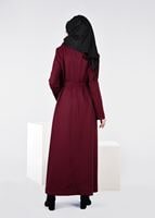 Tesettür giyim BORDO YAKASI BAĞCIKLI CEP DETAYLI PARDESÜ 1894