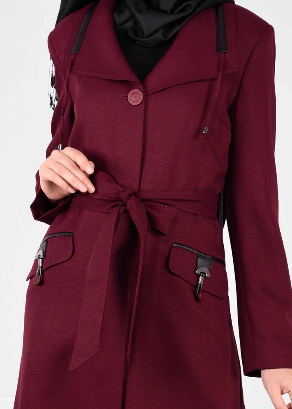 Tesettür giyim BORDO YAKASI BAĞCIKLI CEP DETAYLI PARDESÜ 1894