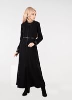 Tesettür giyim SİYAH MANŞETLERİ YAKASI DETAYLI PARDESÜ 1932 