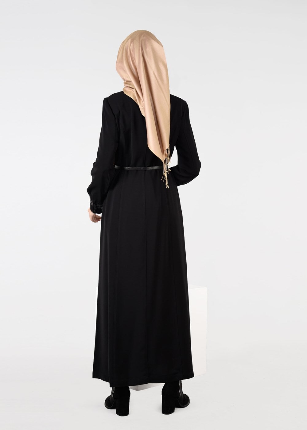 Tesettür giyim SİYAH MANŞETLERİ YAKASI DETAYLI PARDESÜ 1932 