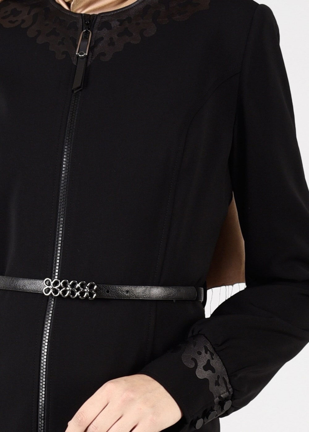 Tesettür giyim SİYAH MANŞETLERİ YAKASI DETAYLI PARDESÜ 1932 