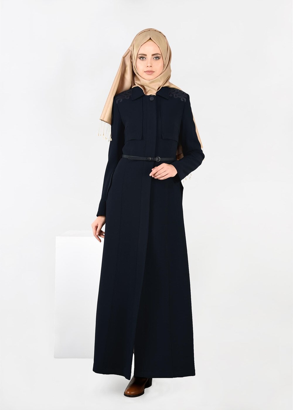 Tesettür giyim LACİVERT OMUZU DETAYLI DÜĞMELİ KEMERLİ PARDESÜ 1935