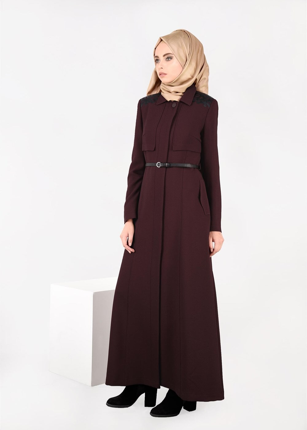 Tesettür giyim MÜRDÜM OMUZU DETAYLI DÜĞMELİ KEMERLİ PARDESÜ 1935