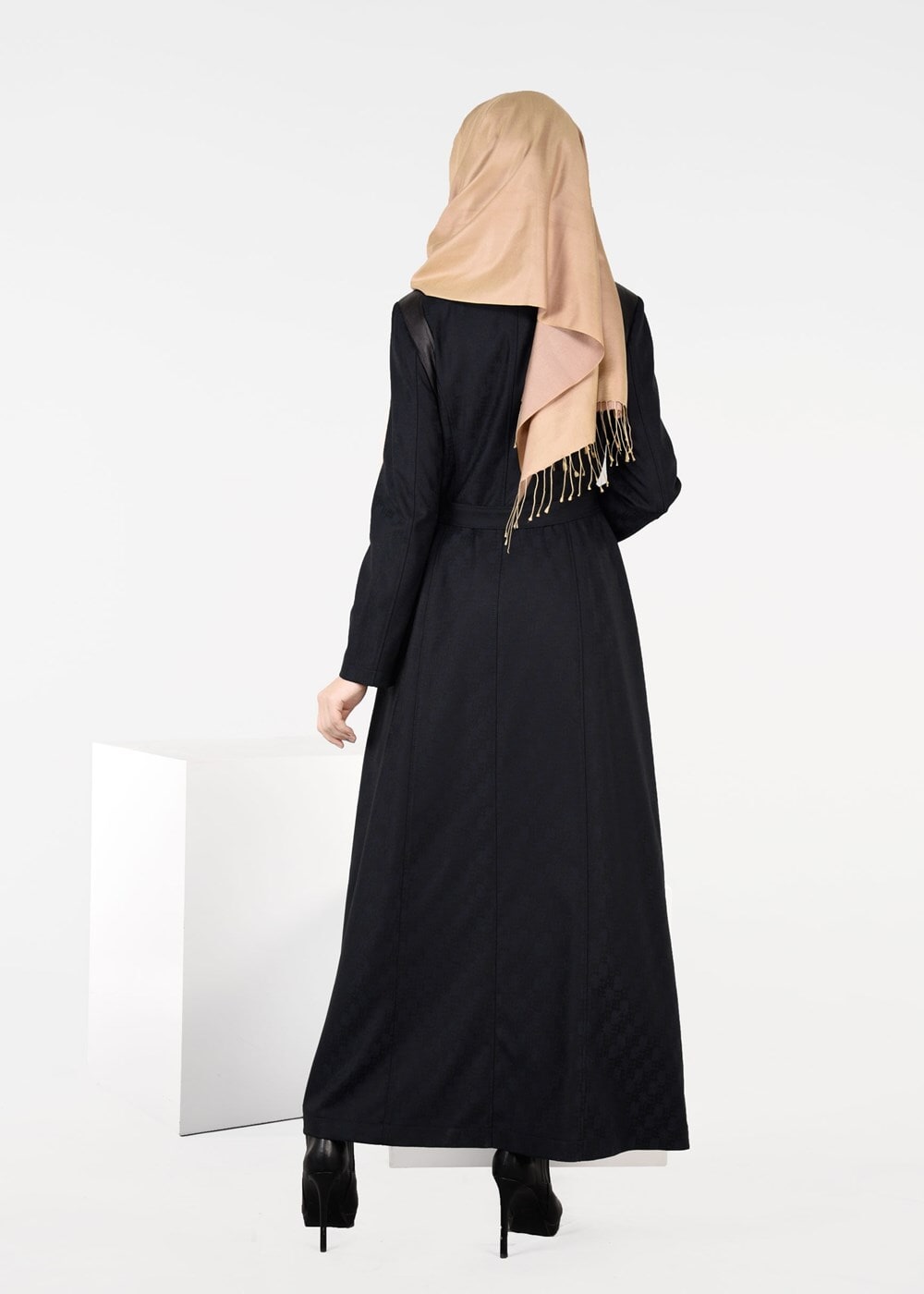 Tesettür giyim LACİVERT SUNİ DERİ BİYELİ DESENLİ PARDESÜ 1938