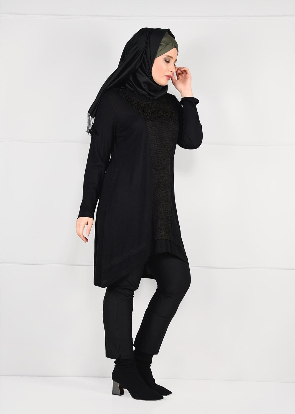 Tesettür giyim SİYAH ÖNÜ ŞERİT DETAYLI TUNİK 2616