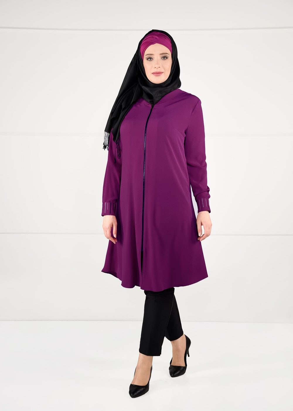 Tesettür giyim FUŞYA MANŞETLERİ KAPÜŞONU NAKIŞ DETAYLI FERMUARLI TUNİK 2622