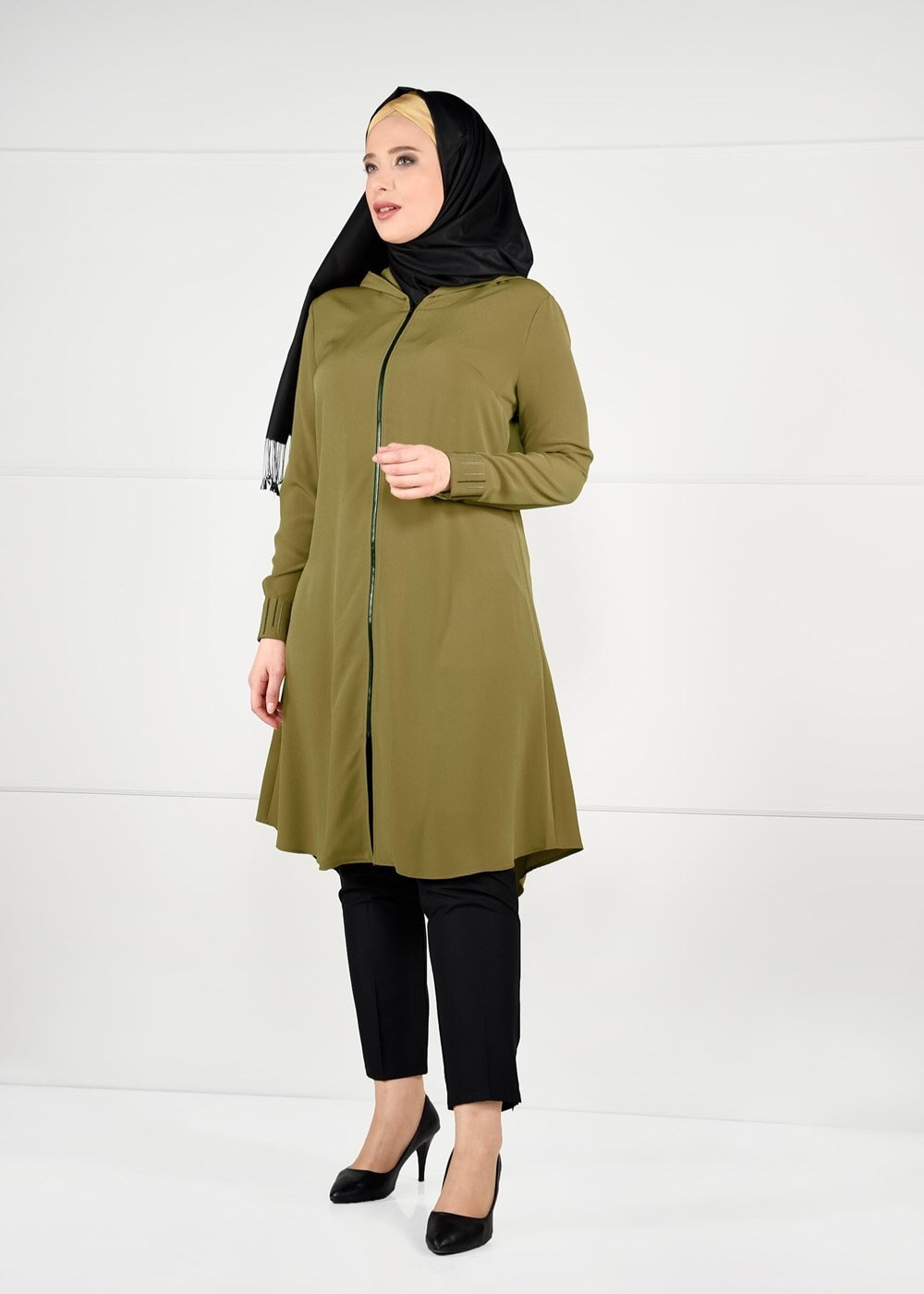 Tesettür giyim YEŞİL MANŞETLERİ KAPÜŞONU NAKIŞ DETAYLI FERMUARLI TUNİK 2622