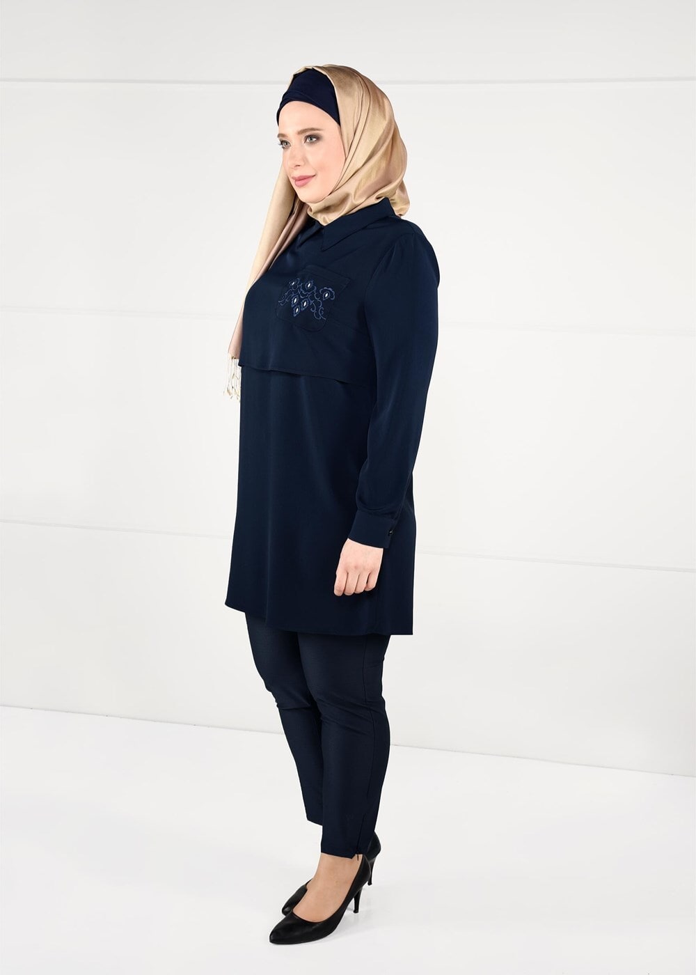 Tesettür giyim LACİVERT CEBİ NAKIŞLI KREP TUNİK 2624
