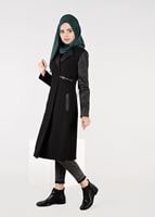 Tesettür giyim SİYAH KOLLARI SUNİ DERİ KEMER DETAYLI TRENÇKOT 1856