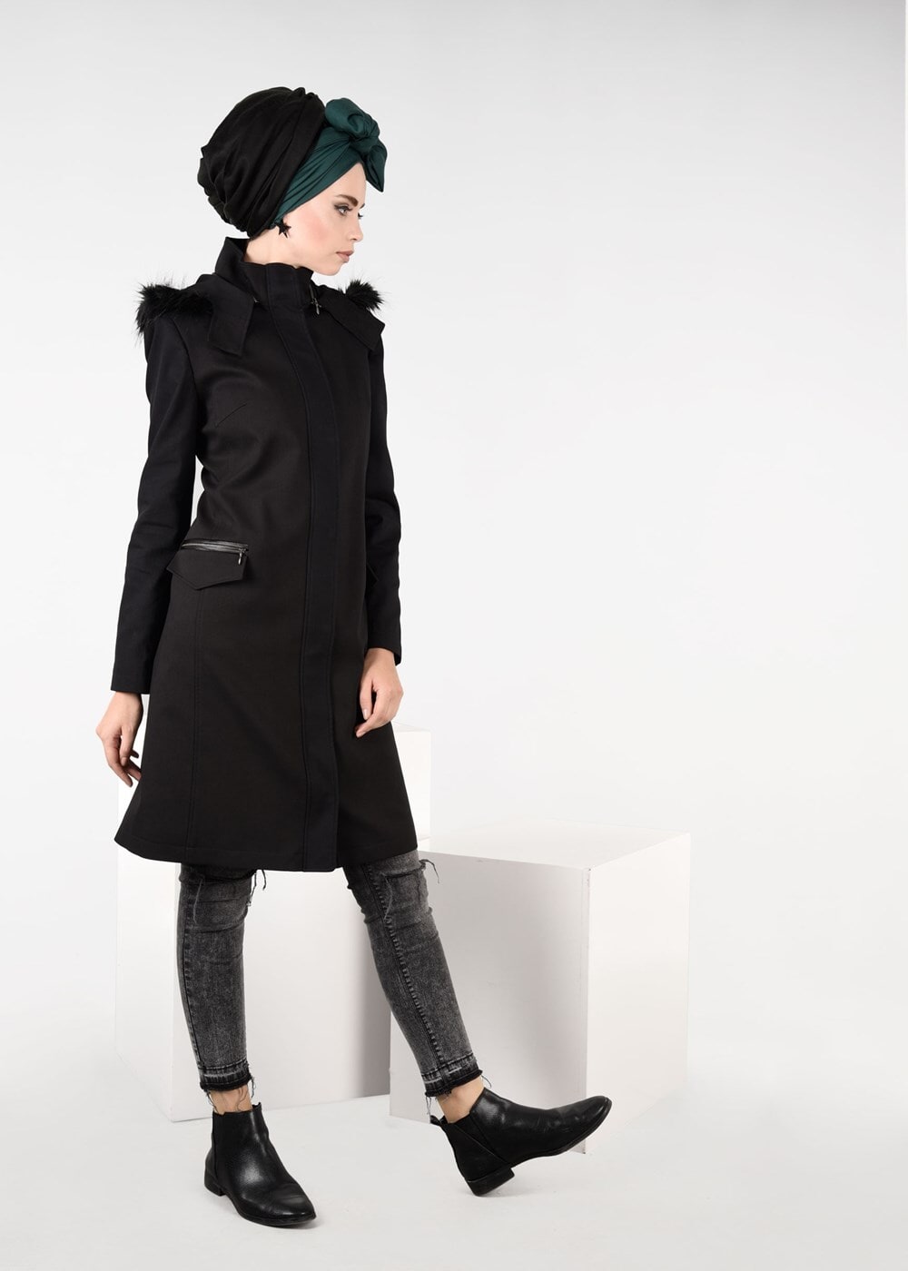 Tesettür giyim SİYAH PELUŞ DETAYLI KAPÜŞONLU TRENÇKOT 1870