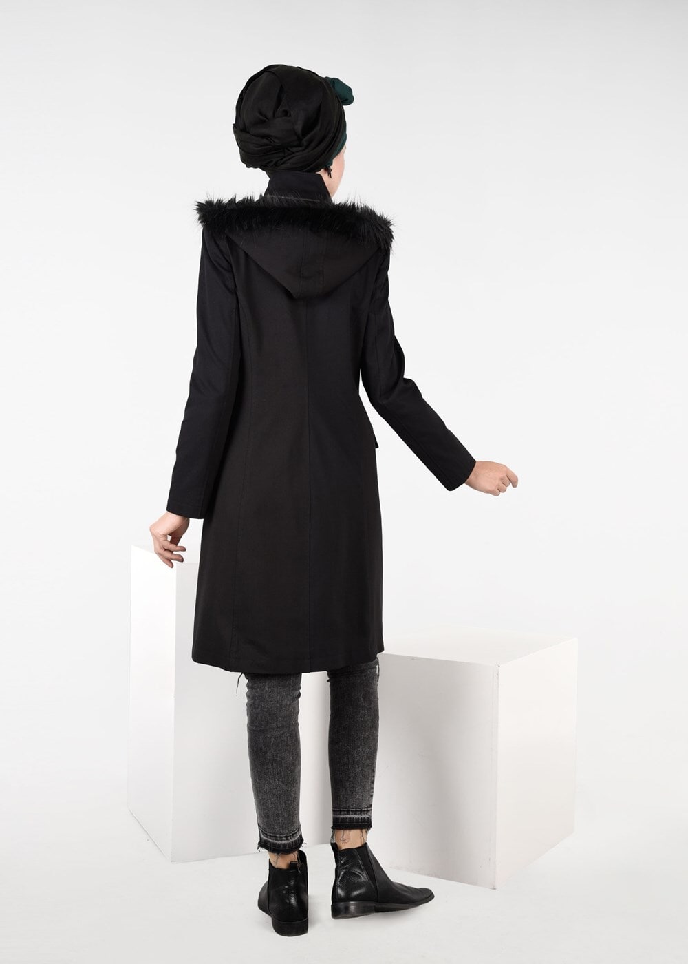 Tesettür giyim SİYAH PELUŞ DETAYLI KAPÜŞONLU TRENÇKOT 1870