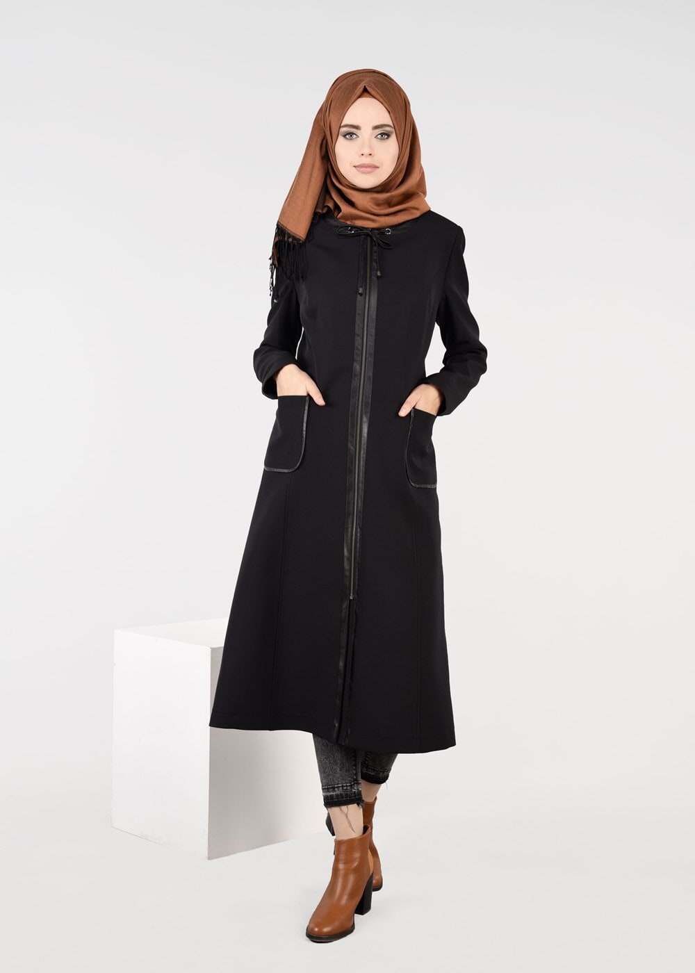 Tesettür giyim SİYAH BİYE DETAYLI YAKASI BAĞCIKLI TRENÇKOT 1871