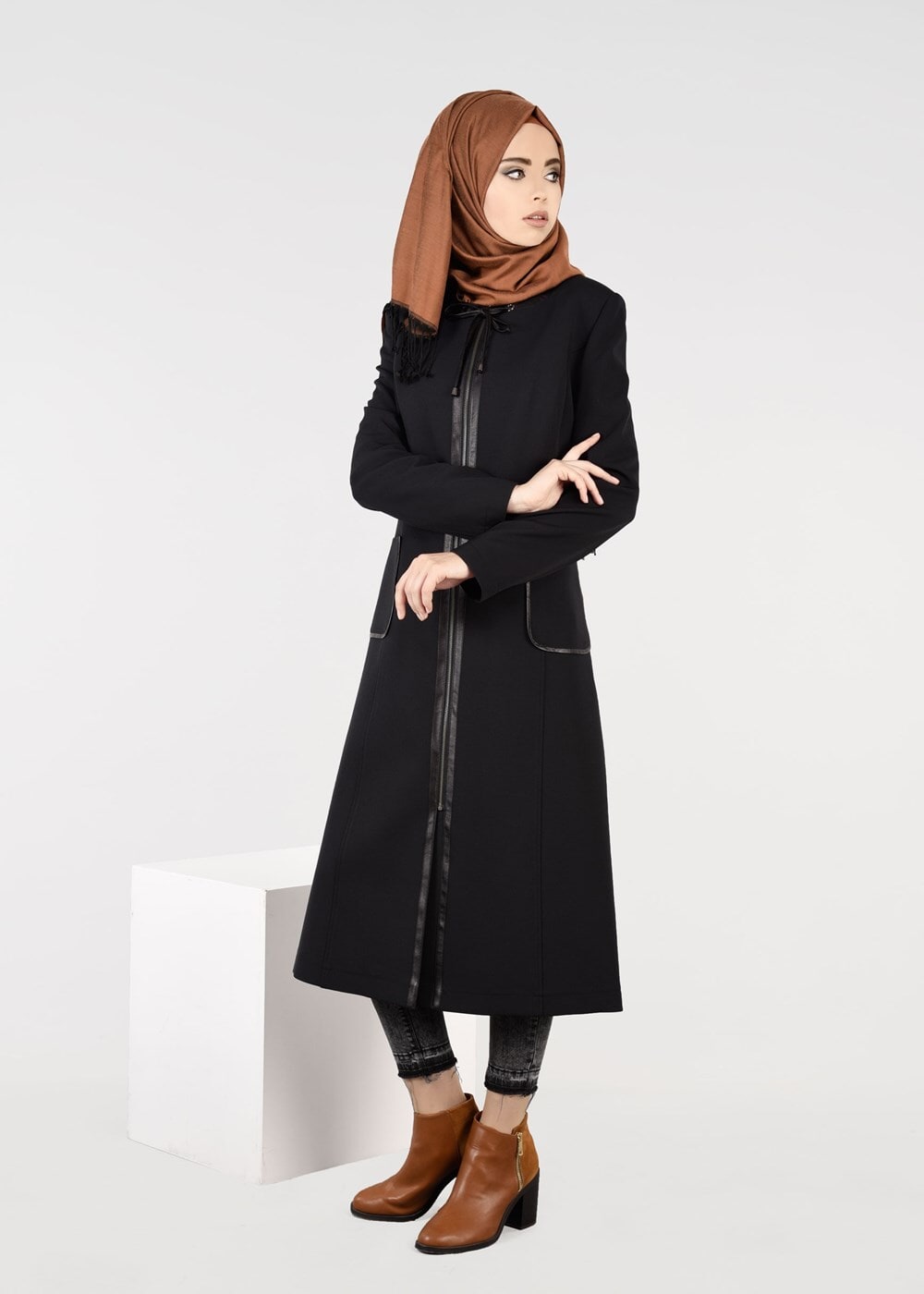 Tesettür giyim SİYAH BİYE DETAYLI YAKASI BAĞCIKLI TRENÇKOT 1871