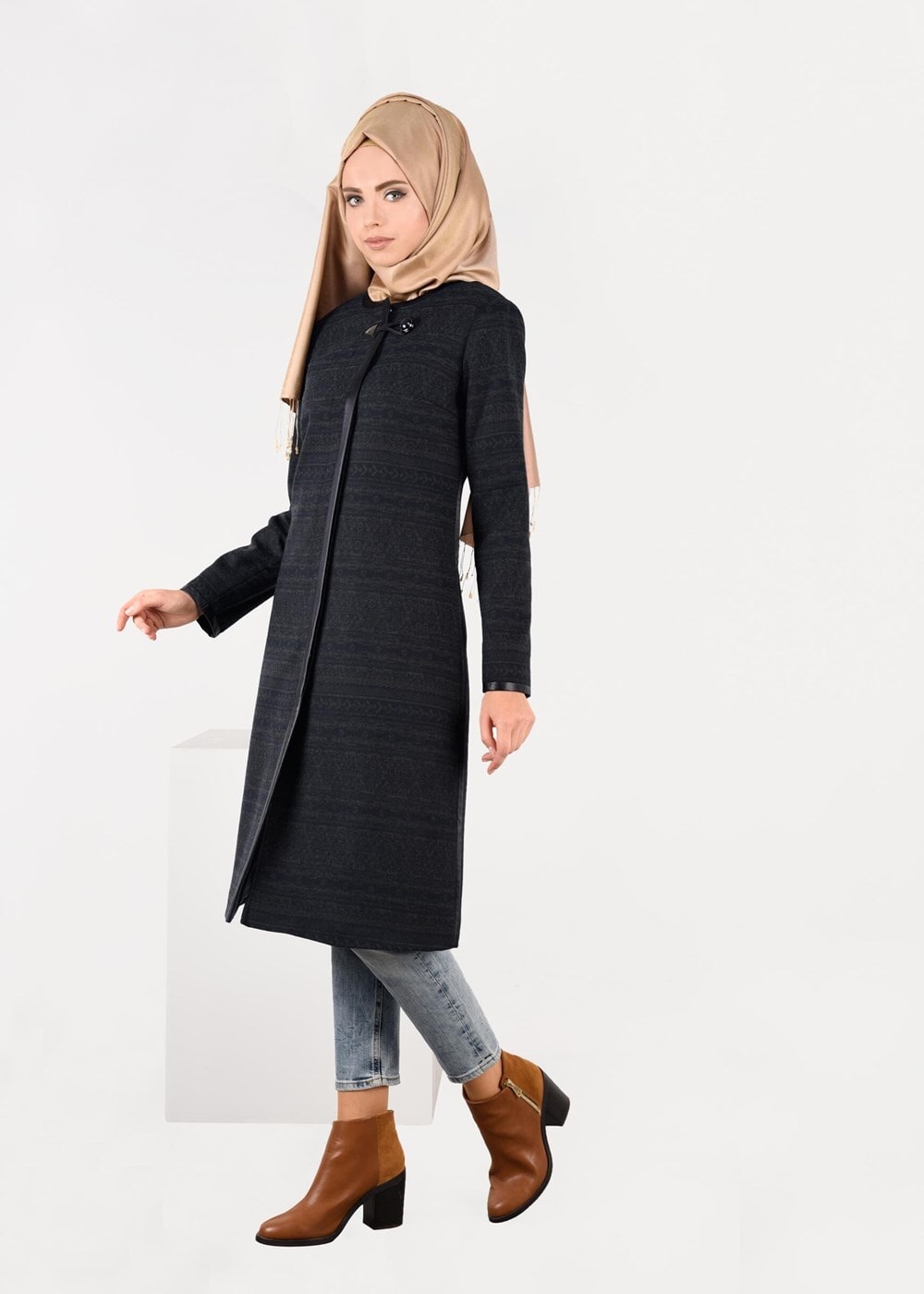 Tesettür giyim LACİVERT ETNİK DESENLİ DÜĞME DETAYLI TRENÇKOT 1900