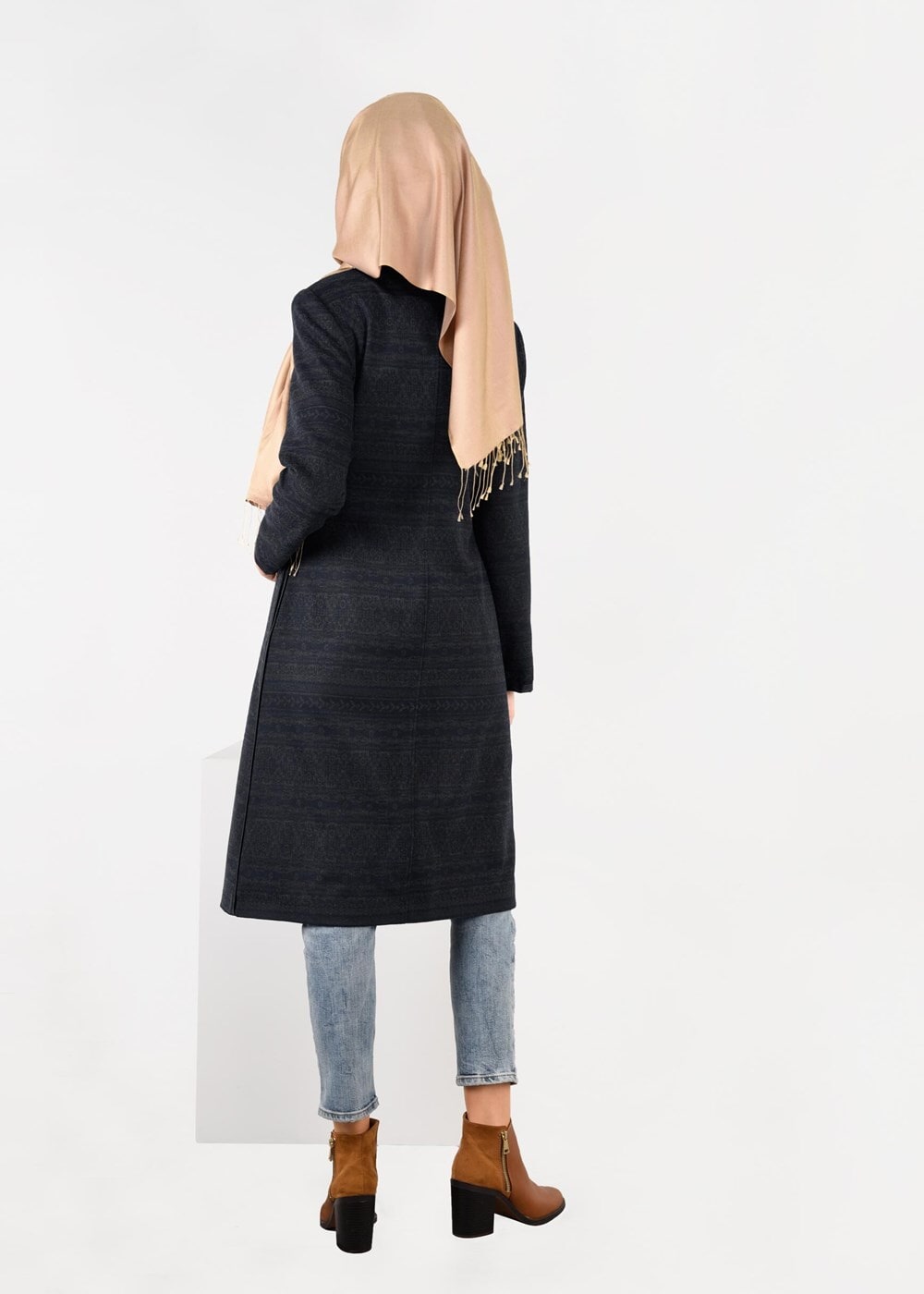 Tesettür giyim LACİVERT ETNİK DESENLİ DÜĞME DETAYLI TRENÇKOT 1900