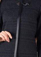 Tesettür giyim LACİVERT ETNİK DESENLİ DÜĞME DETAYLI TRENÇKOT 1900