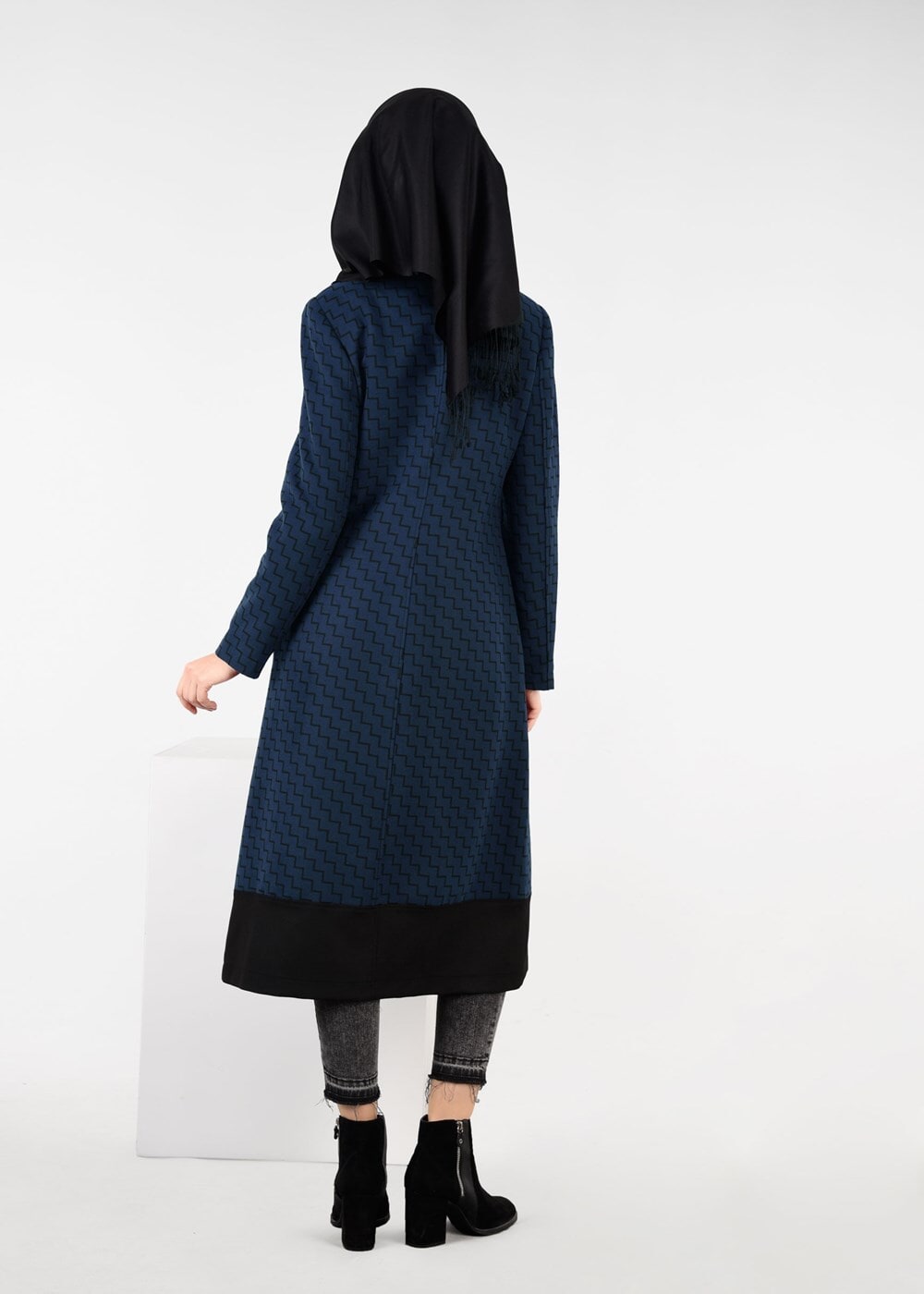 Tesettür giyim LACİVERT ZİKZAK DESENLİ FERMUARLI TRENÇKOT 1919 