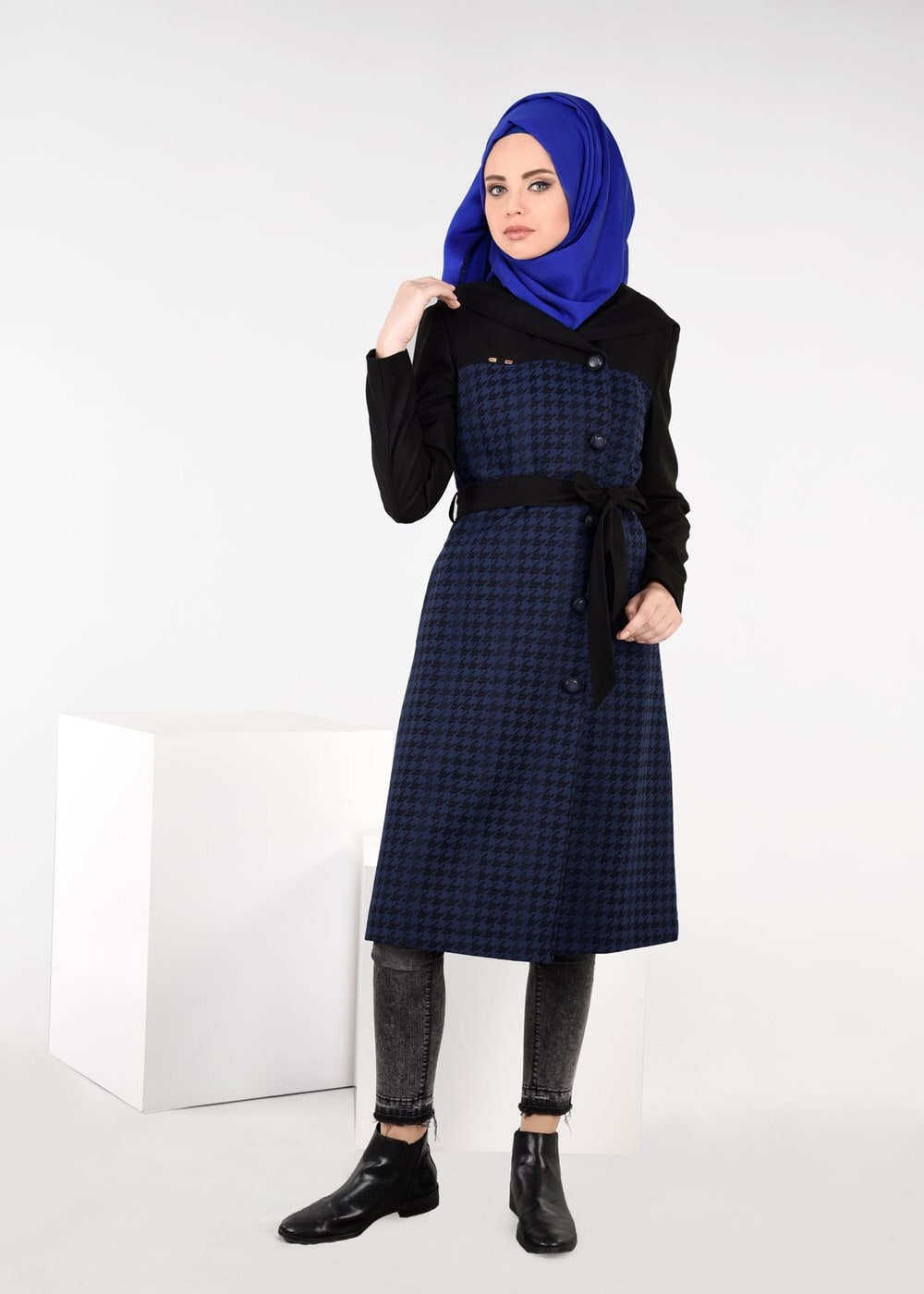 Tesettür giyim LACİVERT KAZAYAĞI DESENLİ KAPÜŞONLU TRENÇKOT 1925