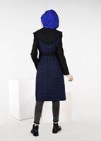 Tesettür giyim LACİVERT KAZAYAĞI DESENLİ KAPÜŞONLU TRENÇKOT 1925