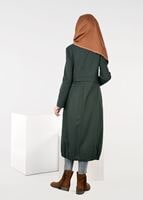 Tesettür giyim YEŞİL ETEK UCU LASTİKLİ TRENÇKOT 1929