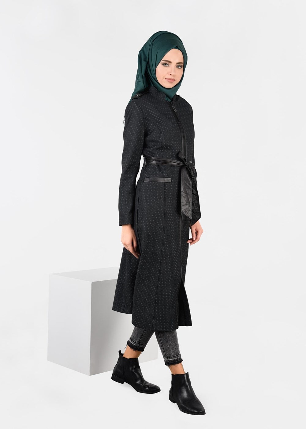 Tesettür giyim GRİ SUNİ DERİ KUŞAKLI PUANTİYELİ TRENÇKOT 1937 