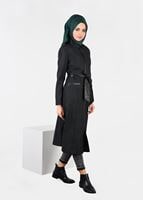 Tesettür giyim GRİ SUNİ DERİ KUŞAKLI PUANTİYELİ TRENÇKOT 1937 