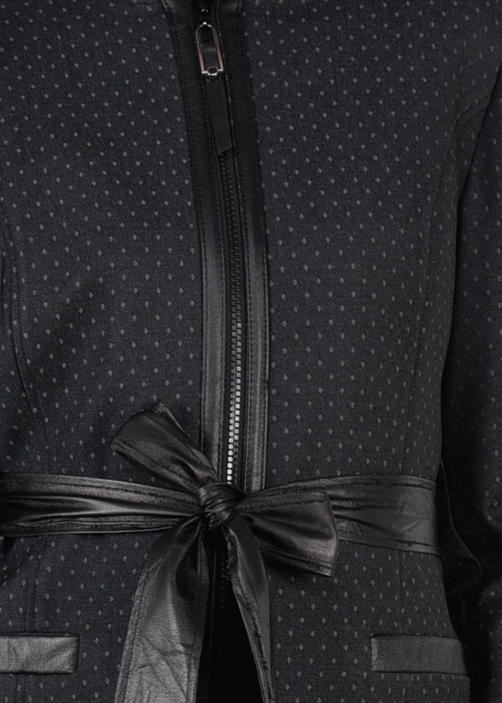 Tesettür giyim GRİ SUNİ DERİ KUŞAKLI PUANTİYELİ TRENÇKOT 1937 