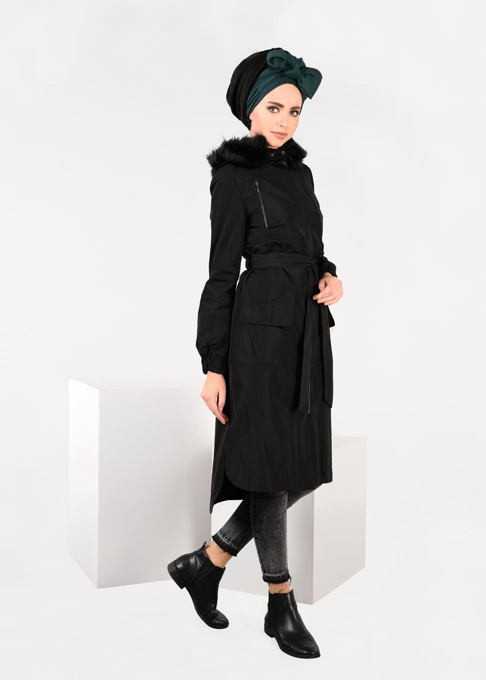 Tesettür giyim SİYAH MANŞETLERİ LASTİKLİ PELUŞ DETAYLI TRENÇKOT 1947 