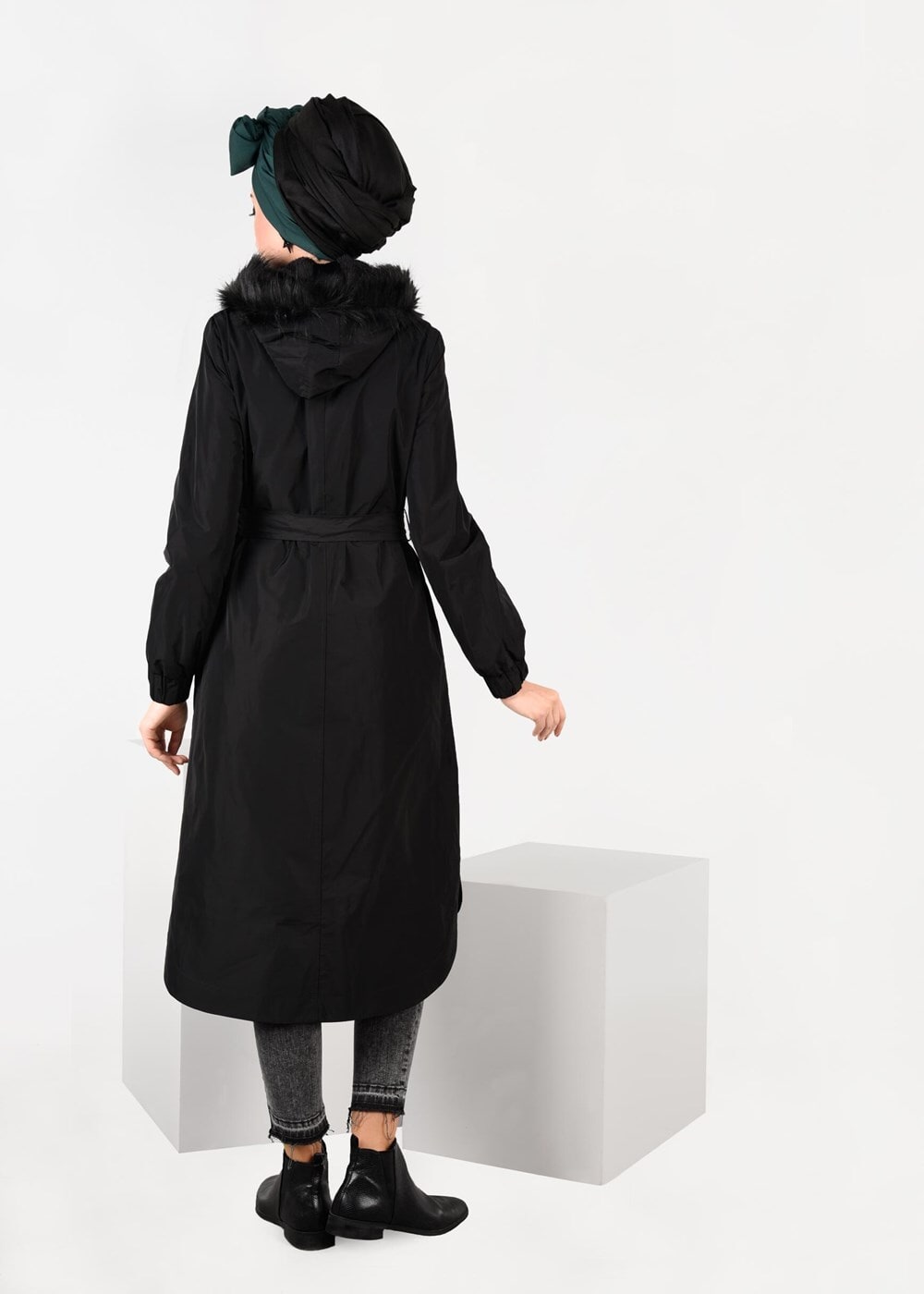 Tesettür giyim SİYAH MANŞETLERİ LASTİKLİ PELUŞ DETAYLI TRENÇKOT 1947 