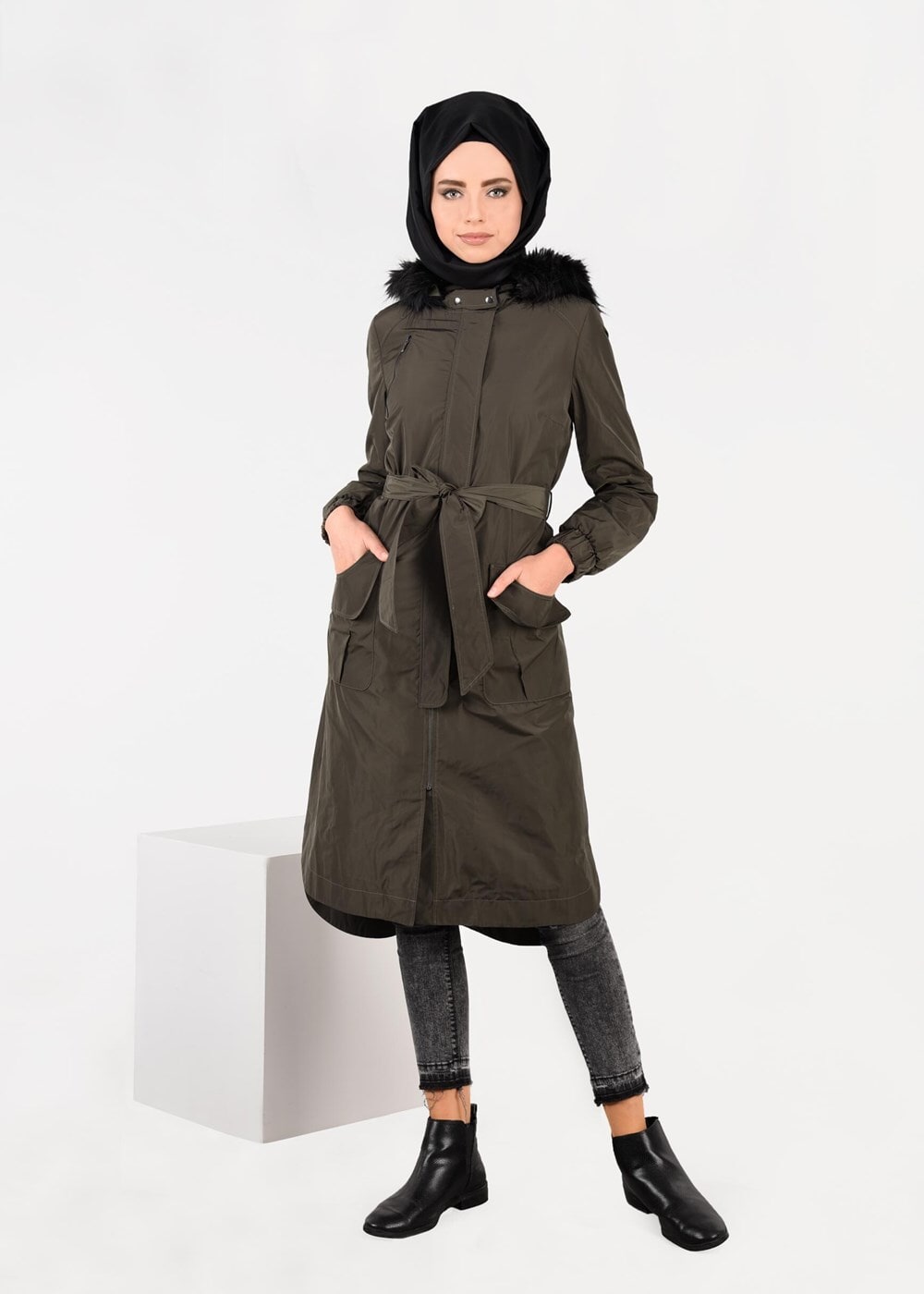 Tesettür giyim HAKİ MANŞETLERİ LASTİKLİ PELUŞ DETAYLI TRENÇKOT 1947 