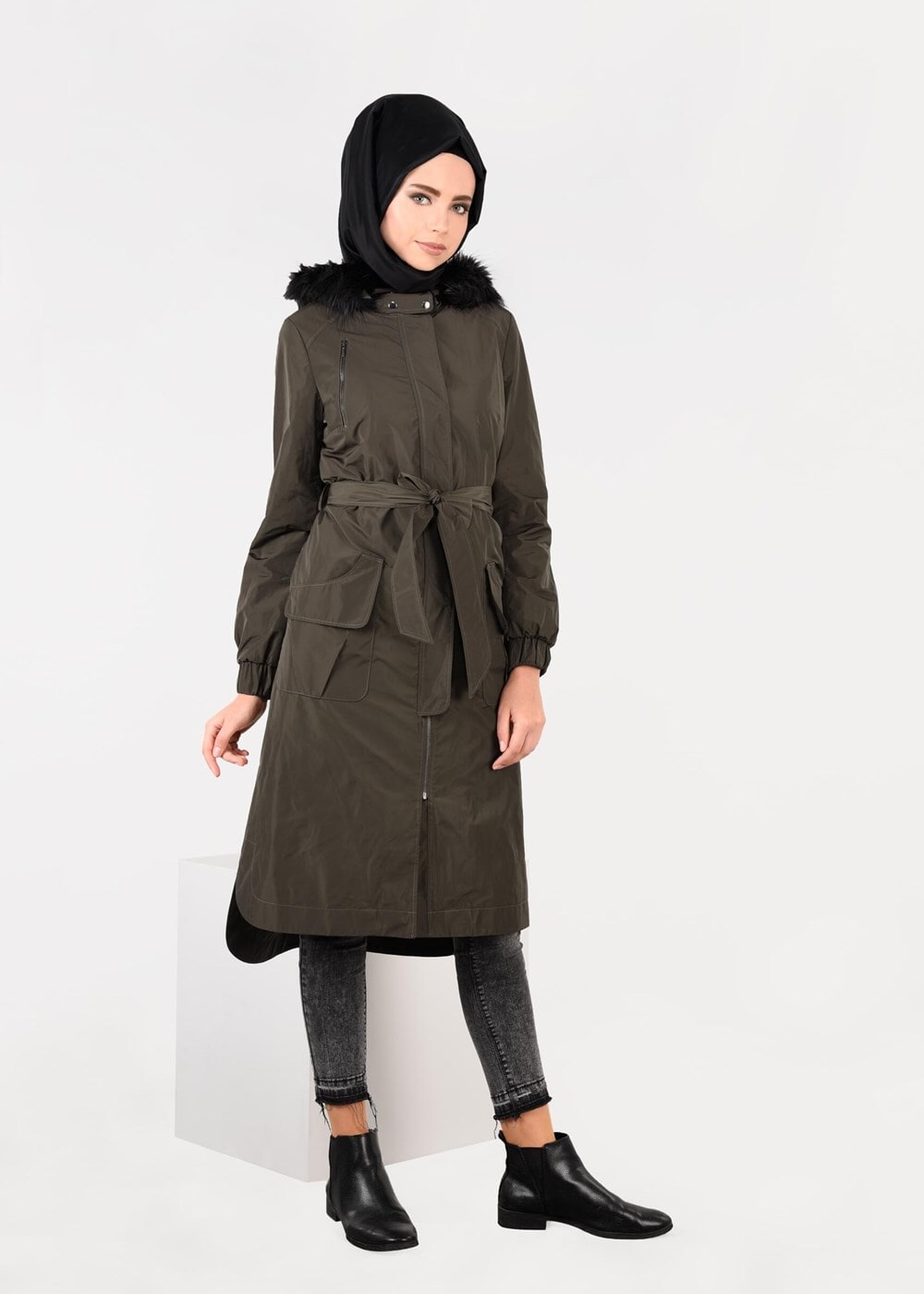 Tesettür giyim HAKİ MANŞETLERİ LASTİKLİ PELUŞ DETAYLI TRENÇKOT 1947 