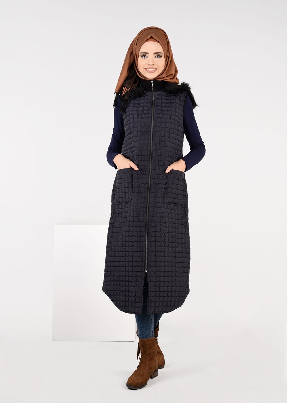 Tesettür giyim LACİVERT KAPÜŞONU PELUŞLU CEPLİ KAPİTONE YELEK 9614-1 