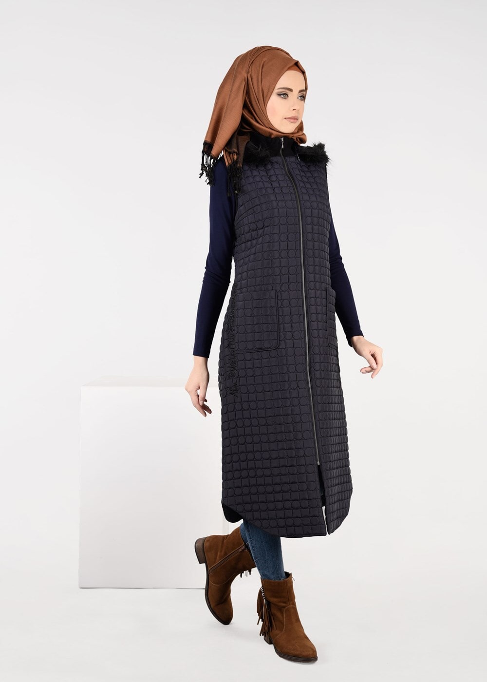 Tesettür giyim LACİVERT KAPÜŞONU PELUŞLU CEPLİ KAPİTONE YELEK 9614-1 
