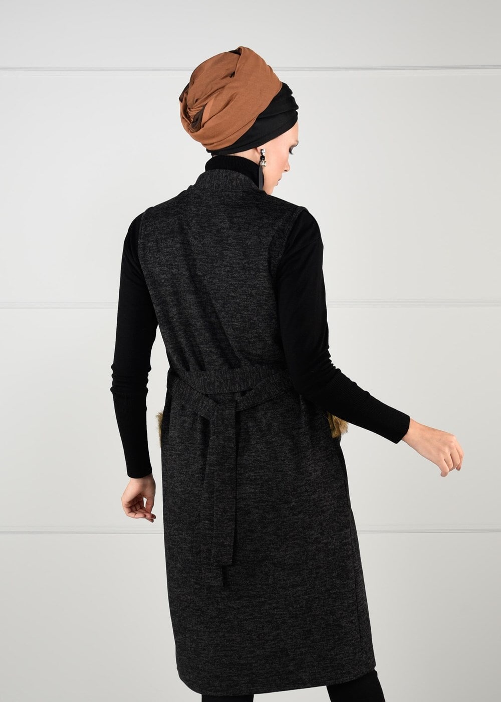 Tesettür giyim SİYAH CEPLERİ KÜRK DETAYLI LİKRALI YELEK 77931