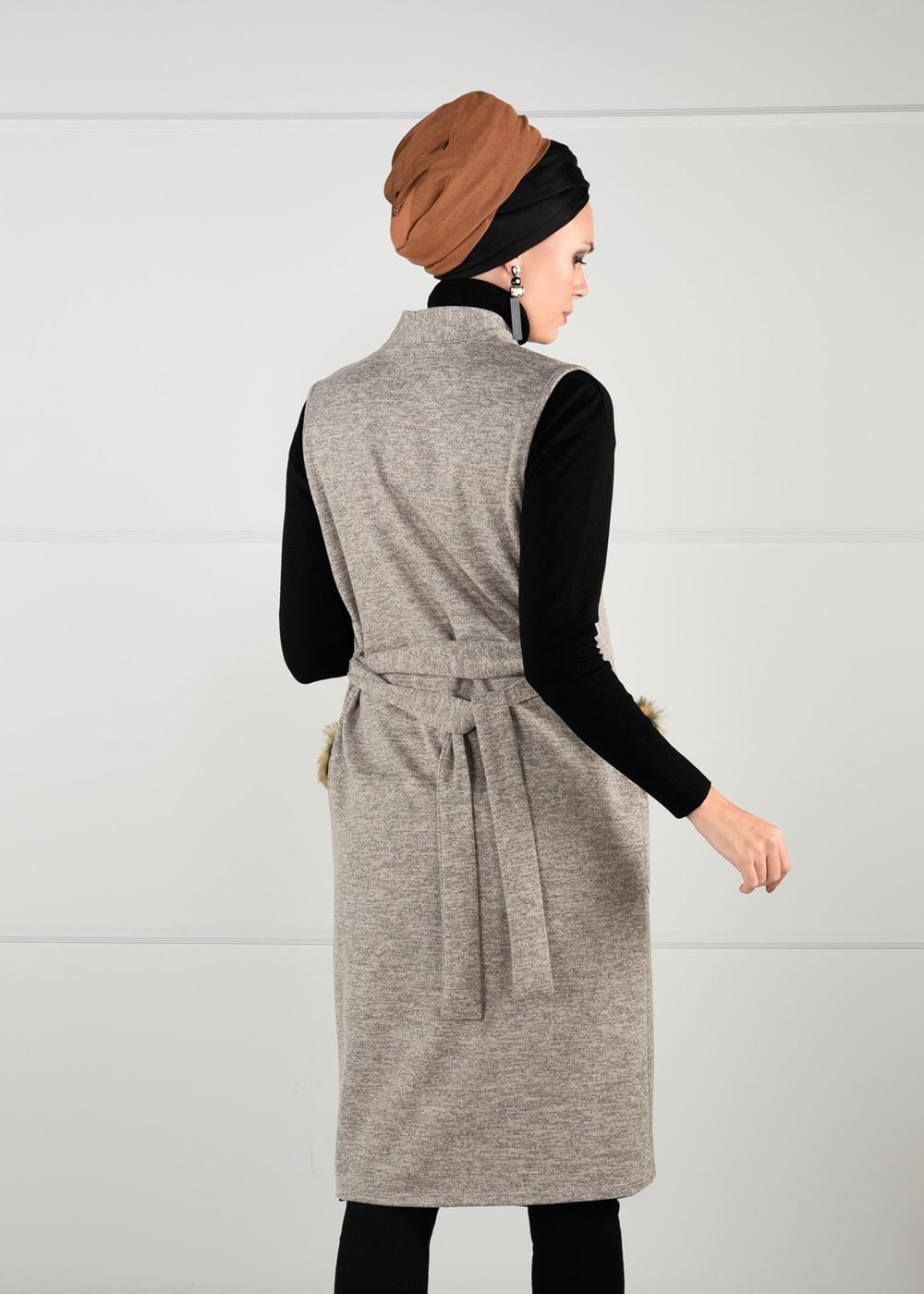 Tesettür giyim BEJ CEPLERİ KÜRK DETAYLI LİKRALI YELEK 77931